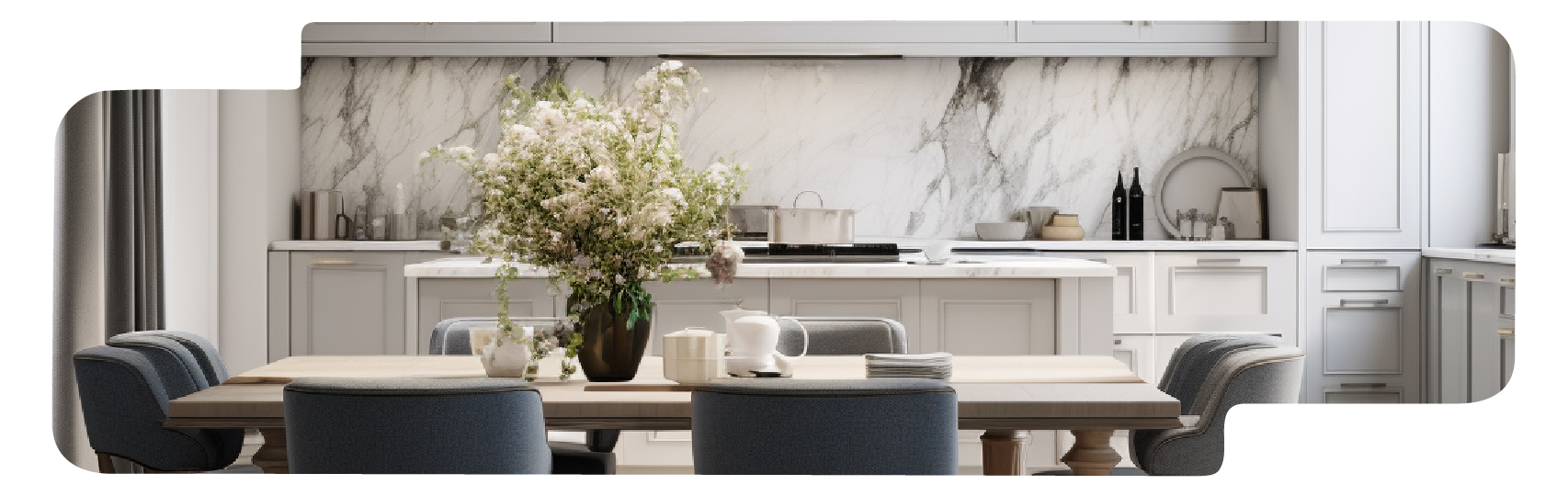 Essbereich mit Tisch, Stühlen, Blumen und moderner Küche im Hintergrund mit Marmorwand